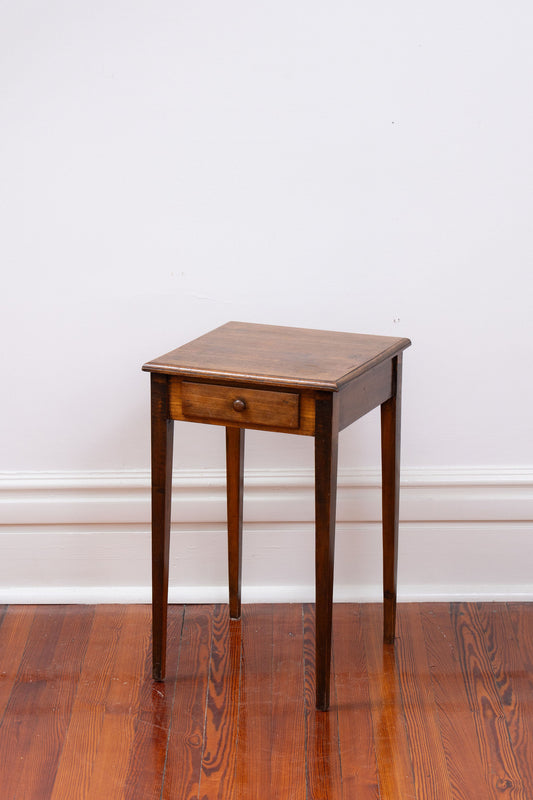 Antique Federal Mahogany Single Drawer Side Table with Tapered Legs